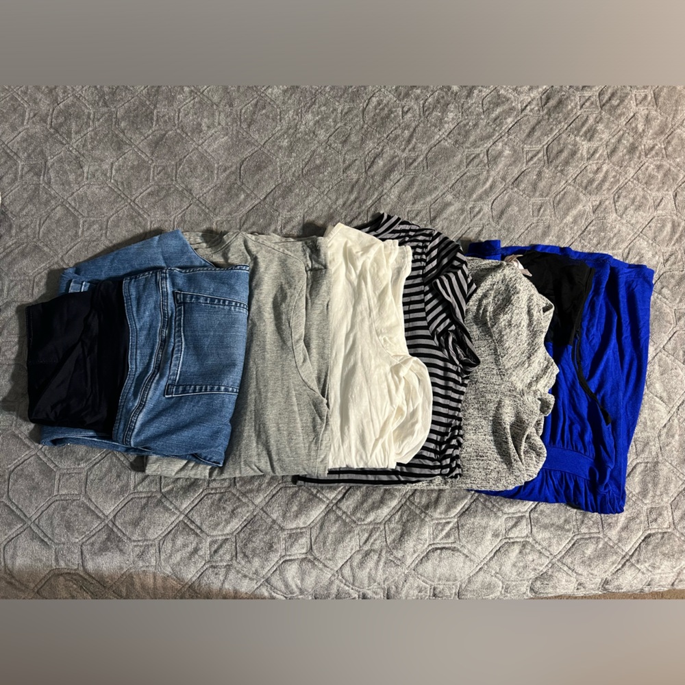 MED/LARGE MATERNITY LOT - 5 SHIRTS 1 JEANS
